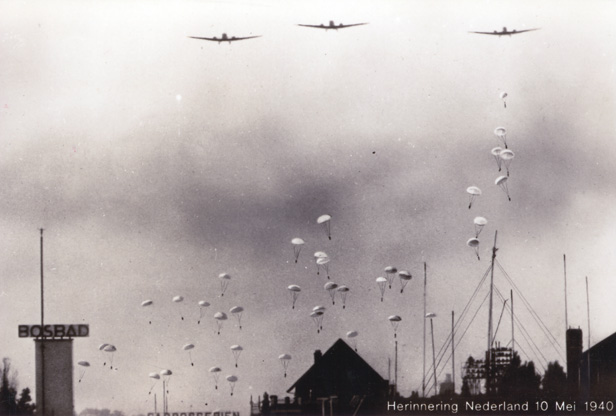 Duitse parachutisten landen op 10 mei 1940 in Nederland