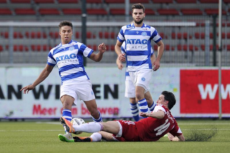 Karim Tarfi van De Graafschap in duel met Almere speler Tim Receveur. (PRO SHOTS/Martijn Buskermolen)