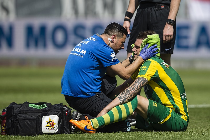 ADO Den Haag-speler Vito Wormgoor wordt op een bijzondere manier verzorgd. Wat zou een goed onderschrift zijn bij deze foto? (PRO SHOTS/Toin Damen)