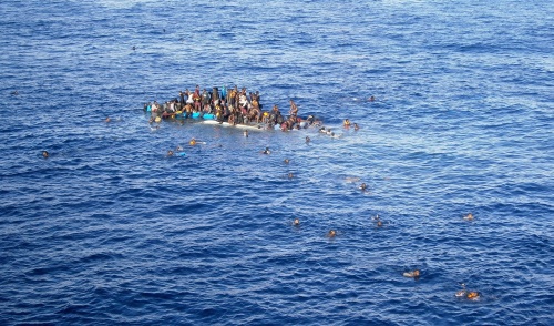 Italië haalt bijna duizend migranten van zee