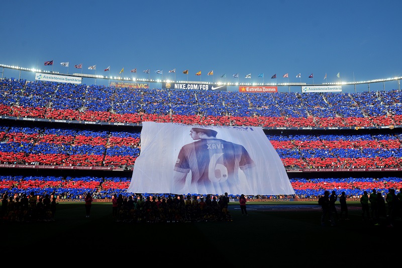 Met een enorm spandoek namen de Barcelona-fans afscheid van Xavi (PRO SHOTS/Marca)