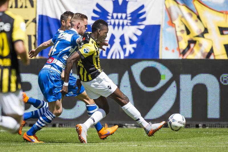 Van der Werff (l, PEC Zwolle) in duel met Ibarra van Vitesse. (PRO SHOTS/Joep Leenen)