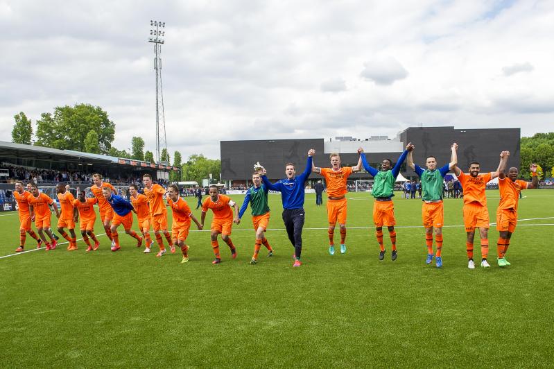 De spelers van Volendam bedanken de meegereisde fans. (PRO SHOTS/Henk Korzelius)
