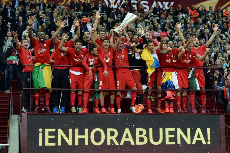 Sevilla FC viert feest met de beker in de hand. (PRO SHOTS/Insidefoto)