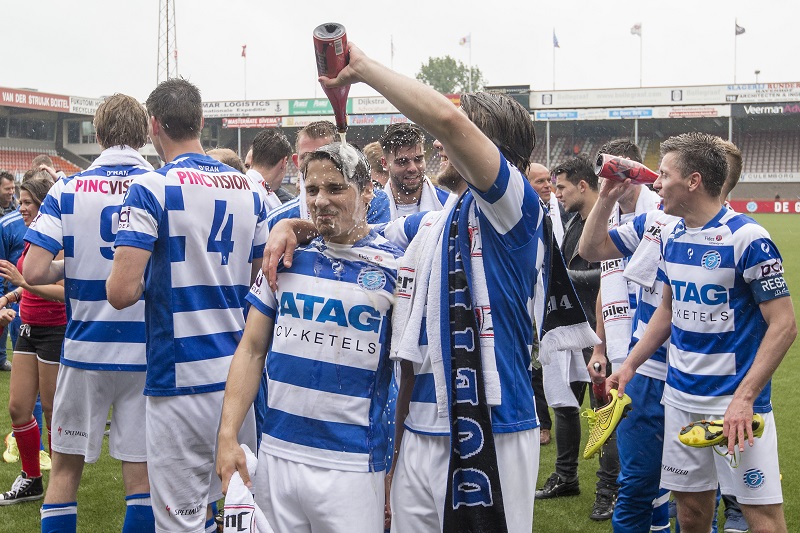 Het was feest bij De Graafschap nadat promotie naar de Eredivisie was veiliggesteld. En dan krijg je dus dingen als een bierdouche, wat zou een goed onderschrift zijn bij deze foto? (PRO SHOTS/Jasper Ruhe)