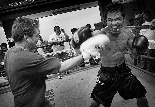 Pacquiao samen met trainer Freddy Roach (Foto: WikiCommons/Roger Alcantara)