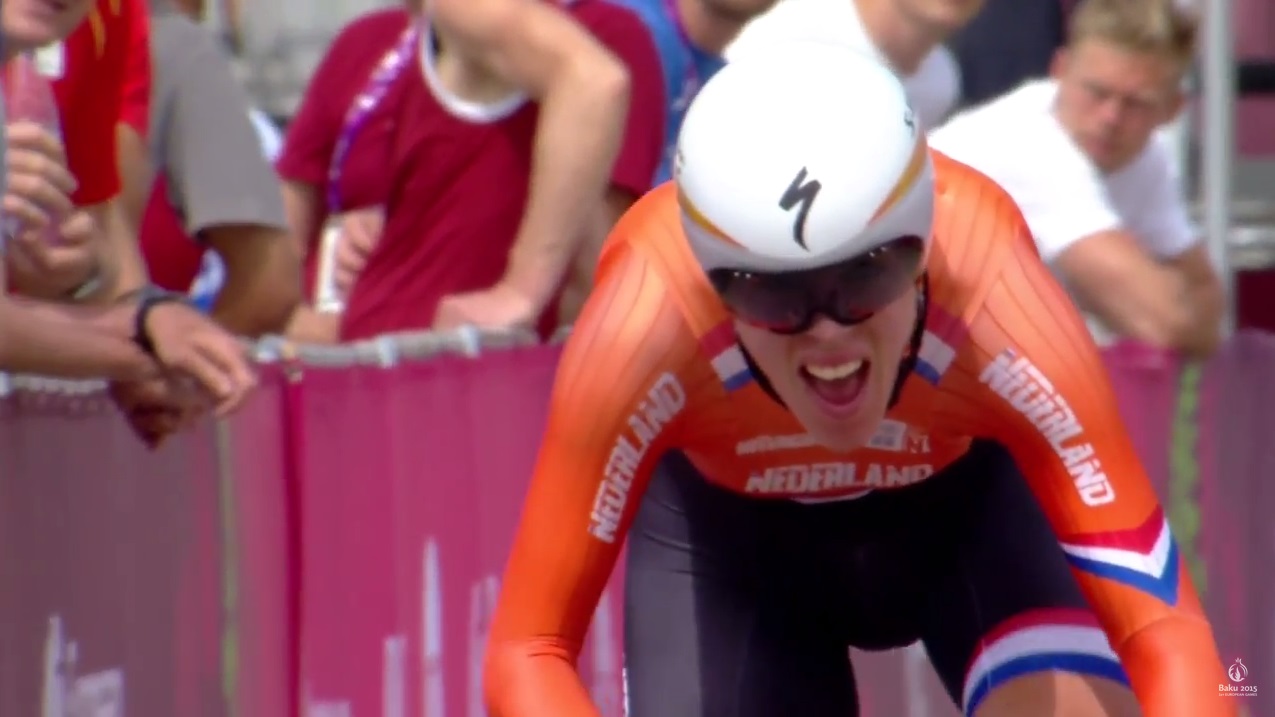 Van Dijk passeert de finish en pakt het eerste Nederlandse goud van Baku 2015 (Foto: Screenshot YouTube)