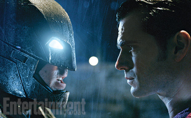 Batman (Ben Affleck) oog in oog met Superman (Henry Cavill) (Foto: Warner Bros.)