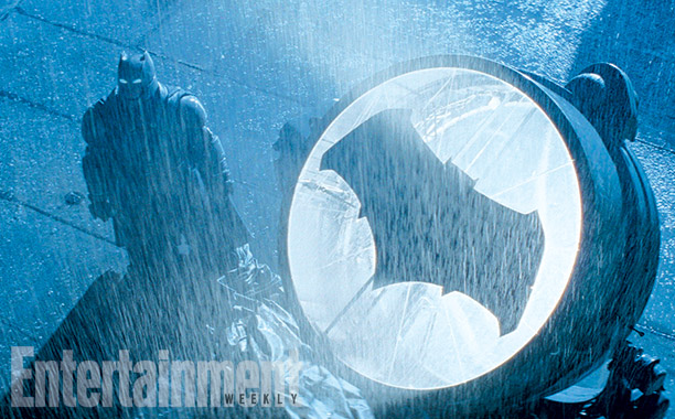 Batman (Ben Affleck) bij het Bat signal (Foto: Warner Bros.)