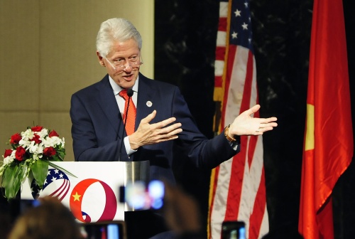 Bill Clinton leidt Srebrenica-delegatie VS