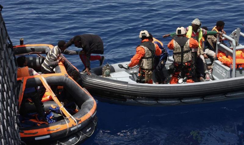 Nederlander helpt bootvluchtelingen op zee