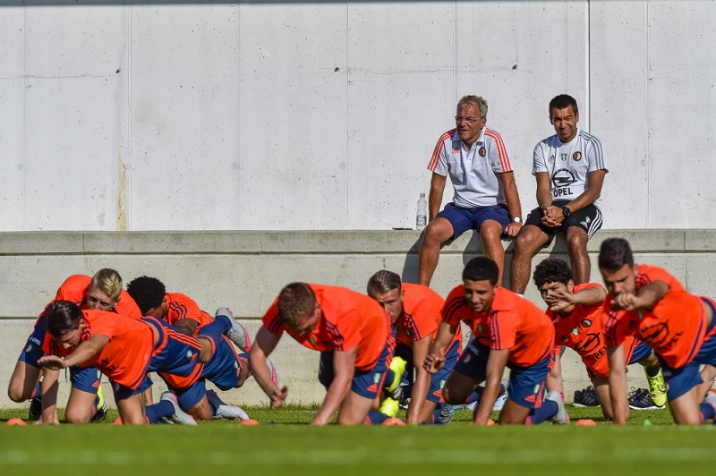 Tijdens de training bij Feyenoord zien trainer Giovanni van Bronckhorst en directeur Eric Gudde de spelers deze opvallende oefening doen. Wat zou een goed onderschrift zijn bij deze foto? (Pro Shots/Jan Kok)