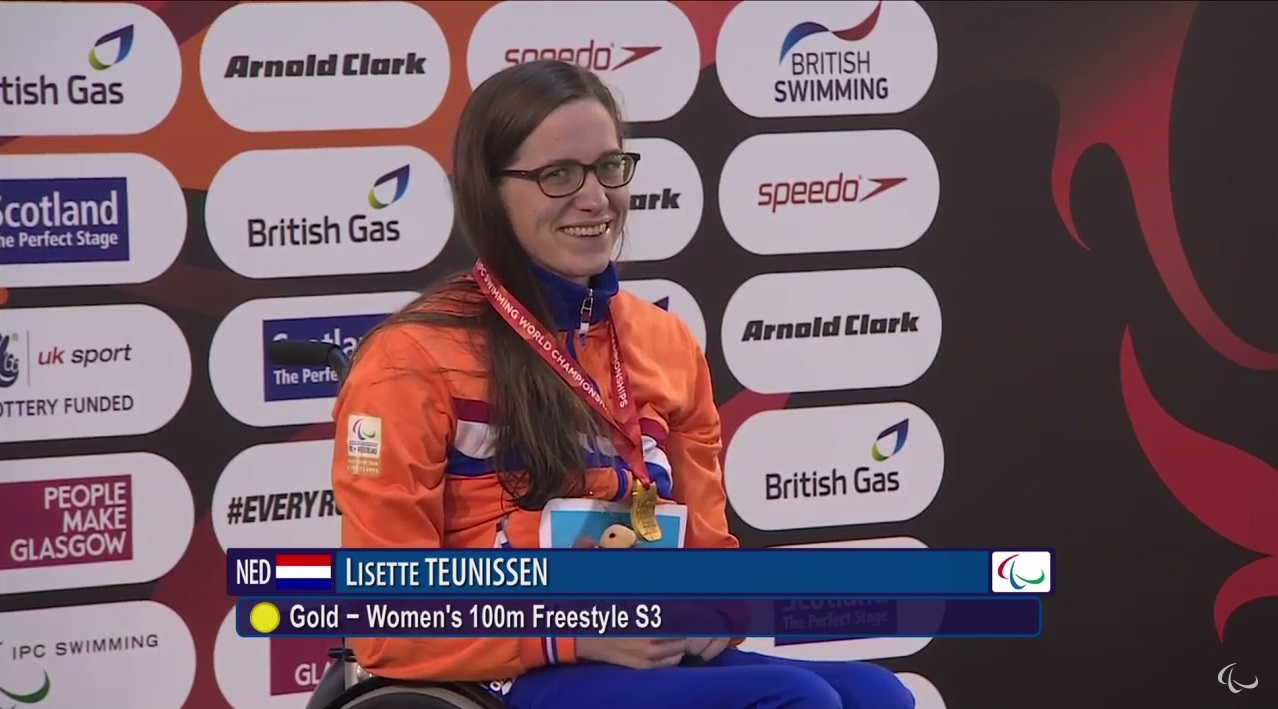 Teunissen neemt haar gouden medaille in ontvangst (Foto: Screenshot YouTube)