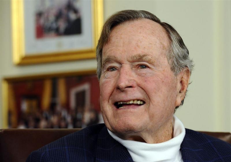 Bush senior breekt bot in nek