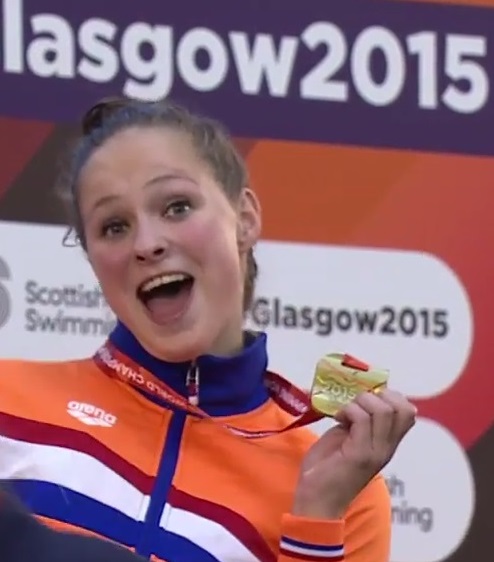 De jonge Zijderveld is dolgelukkig met haar gouden medaille (Foto: Screenshot YouTube)