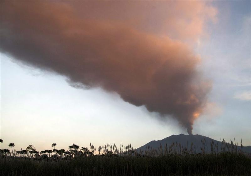 Meer luchthavens dicht om vulkanen Indonesië