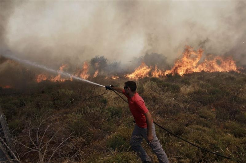 Twee mensen opgepakt om bosbrand Athene