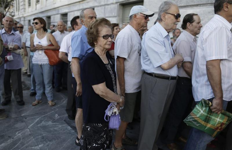 Grieken massaal naar de bank