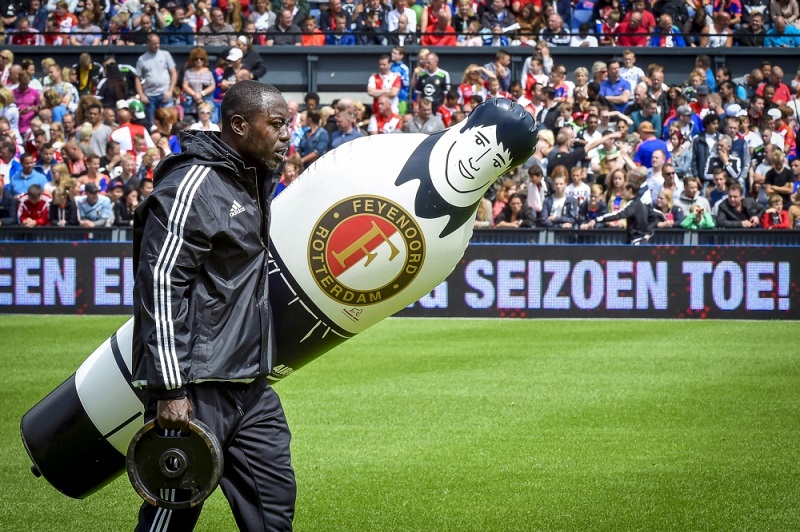 Ulrich van Gobbel sjouwt op de open dag van Feyenoord met een pop, wat zou een goed onderschrift zijn bij deze foto? (Pro Shots/Jan Kok)