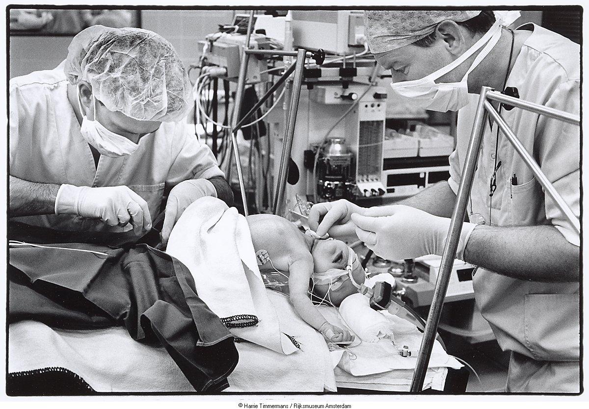 Een Baby krijgt een hartoperatie in het Academisch Ziekenhuis in Nijmegen
