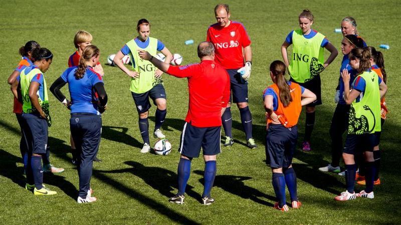 Voetbalsters strijden in Nederland om Rio