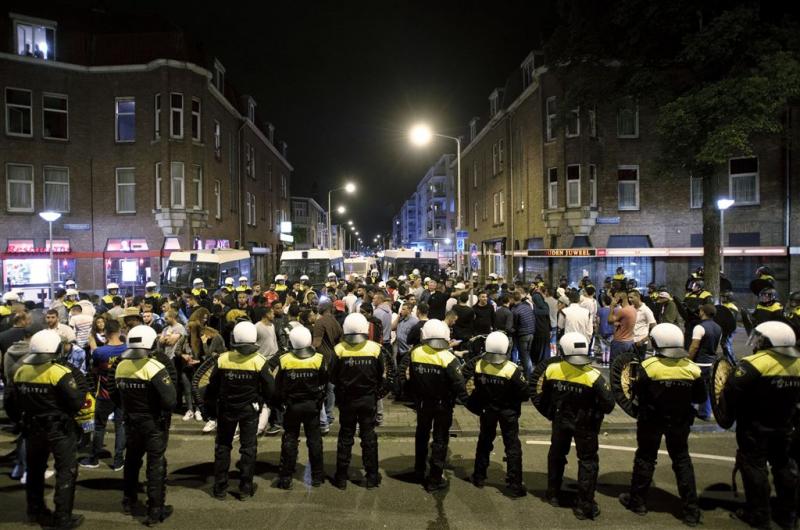 Politie toont beeld relschoppers Den Haag