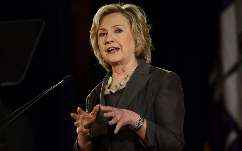 Clinton ontkent fouten bij gebruik privémail
