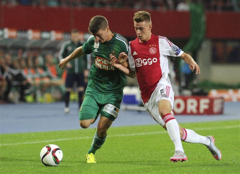Tien fans Ajax vast, twee agenten gewond