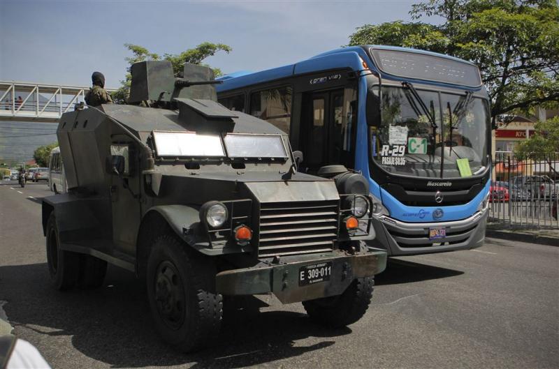 Leger beveiligt buschauffeurs El Salvador