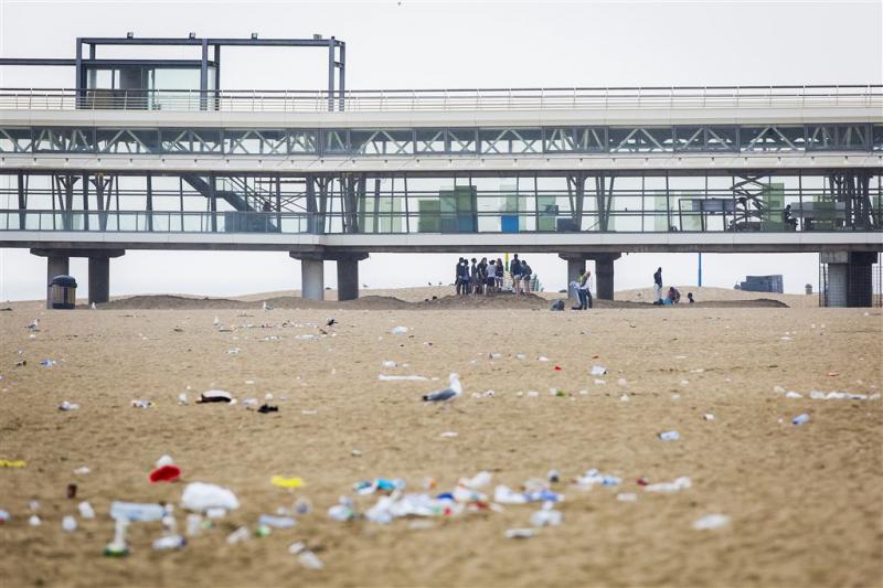 Honderden vrijwilligers maken kust schoon