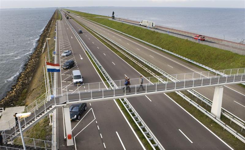 Afsluitdijk richting Noord-Holland dicht