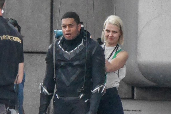 Chadwick Boseman als Black Panther in setfoto Civil War
