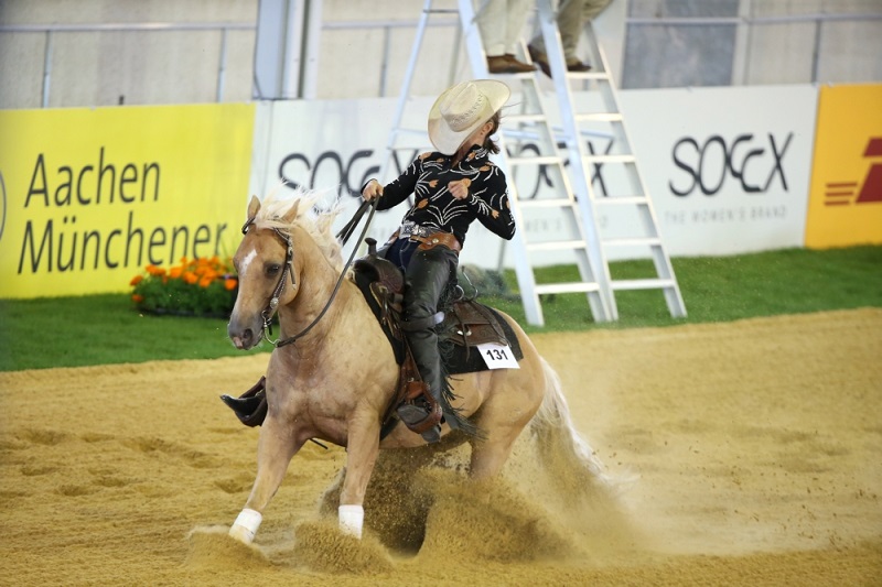 Anky van Grunsven is hier in actie met Whizashiningwalla BB tijdens het EK paardensport. Maar er lijkt wat mis te gaan, wat zou een goed onderschrift zijn bij deze foto? (Pro Shots/Bildbyran)