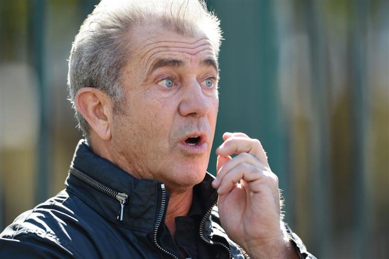 Mel Gibson scheldt fotograaf de huid vol