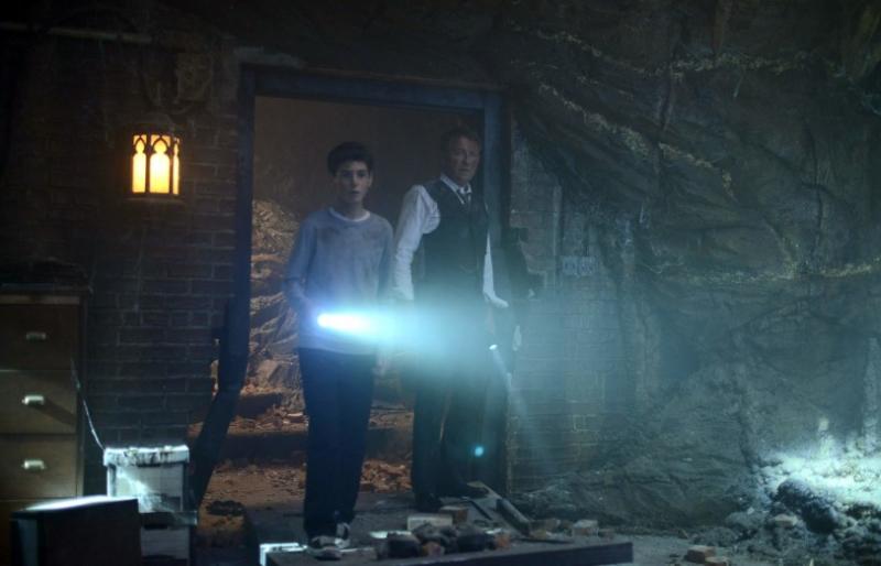 Gotham: Bruce en Alfred in niet-de-Batcave
