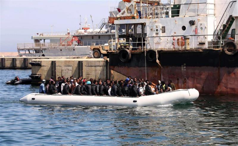 200 vluchtelingen gered na zinken boot 