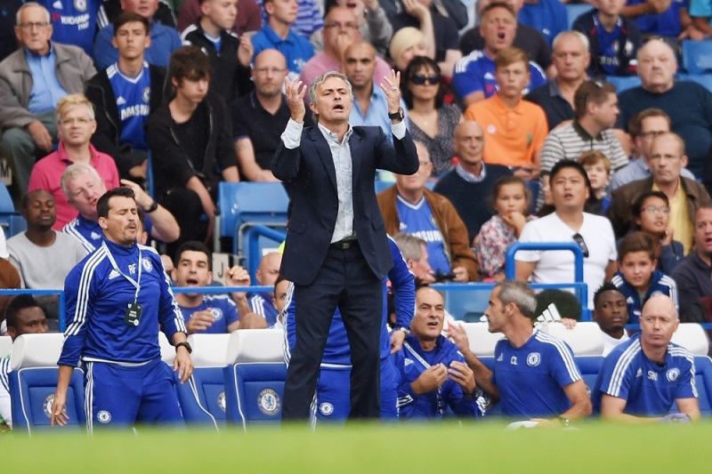 Mourinho waanhopig langs de lijn tijdens de wedstrijd van Chelsea tegen Crystal Palace (Pro Shots/Action Images)