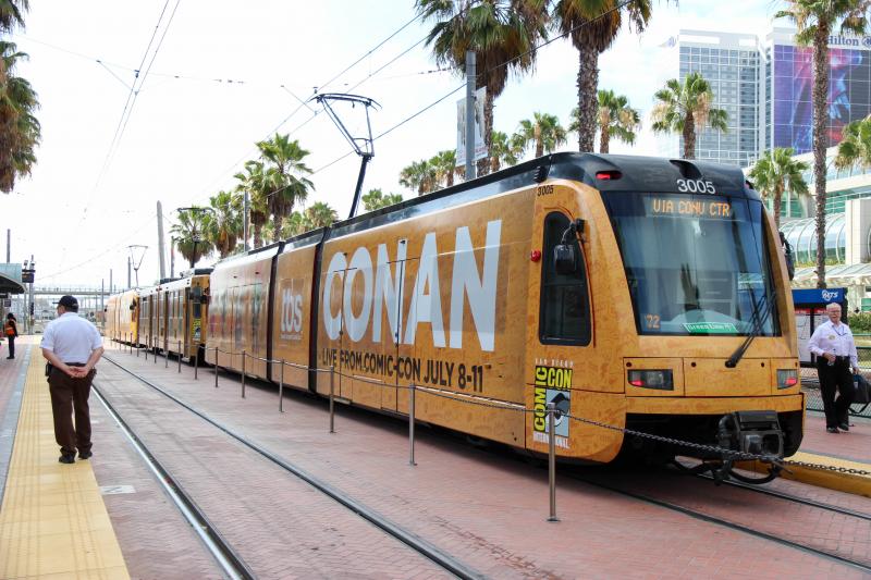 SDCC 2015: Een San Diego Trolley met reclame voor Conan