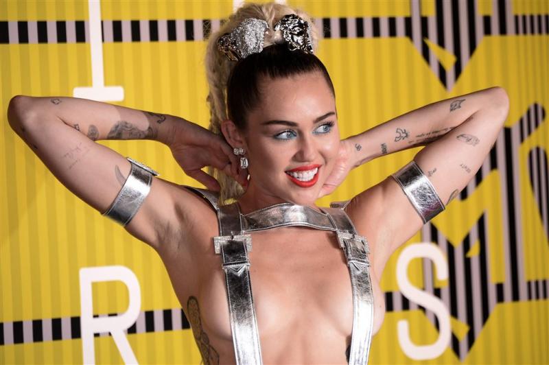 Miley Cyrus masturberend in tijdschrift