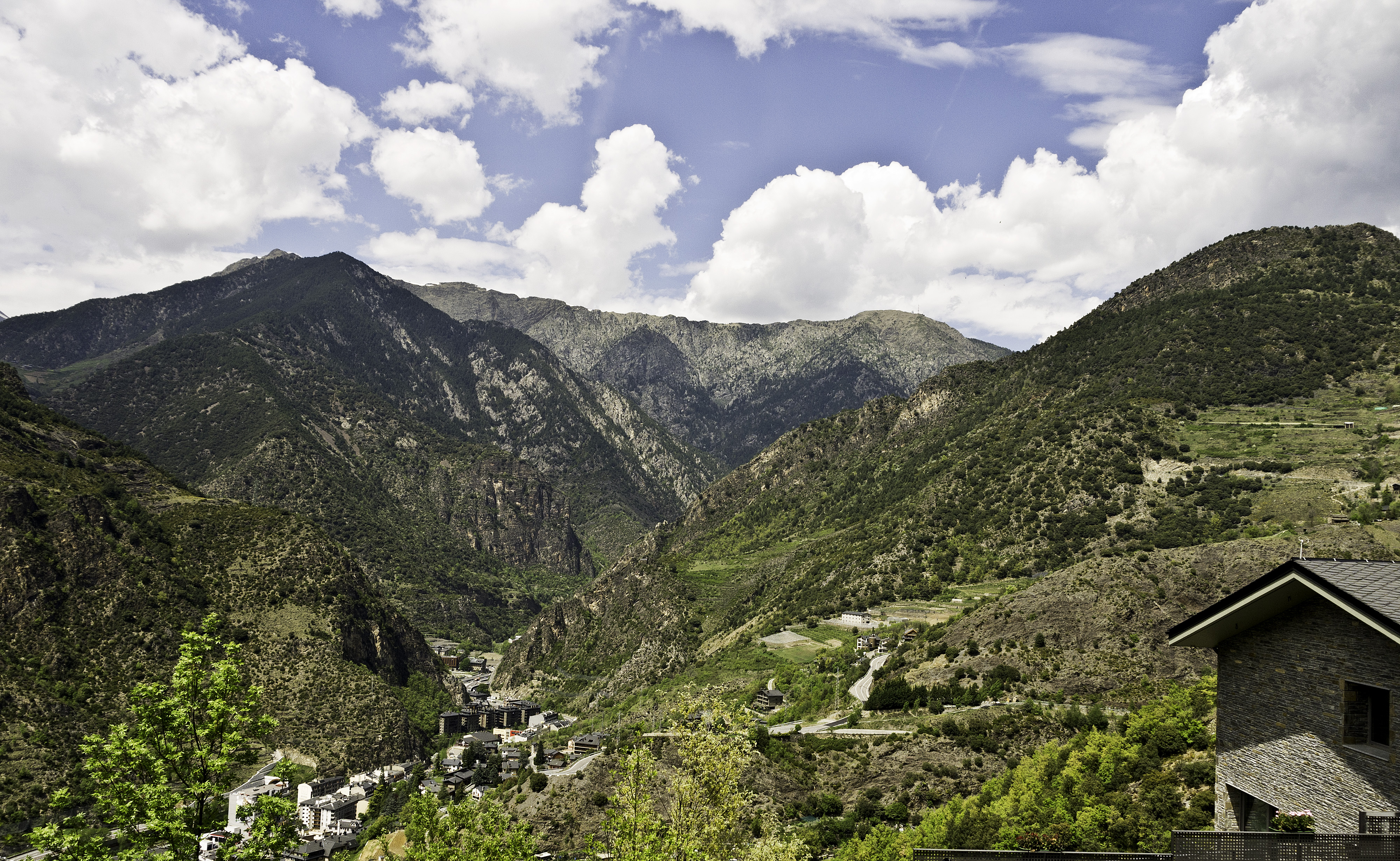 Het dorp Sant Julià de Lòria is al vroeg zichtbaar tijdens de afdaling (Foto: WikiCommons)