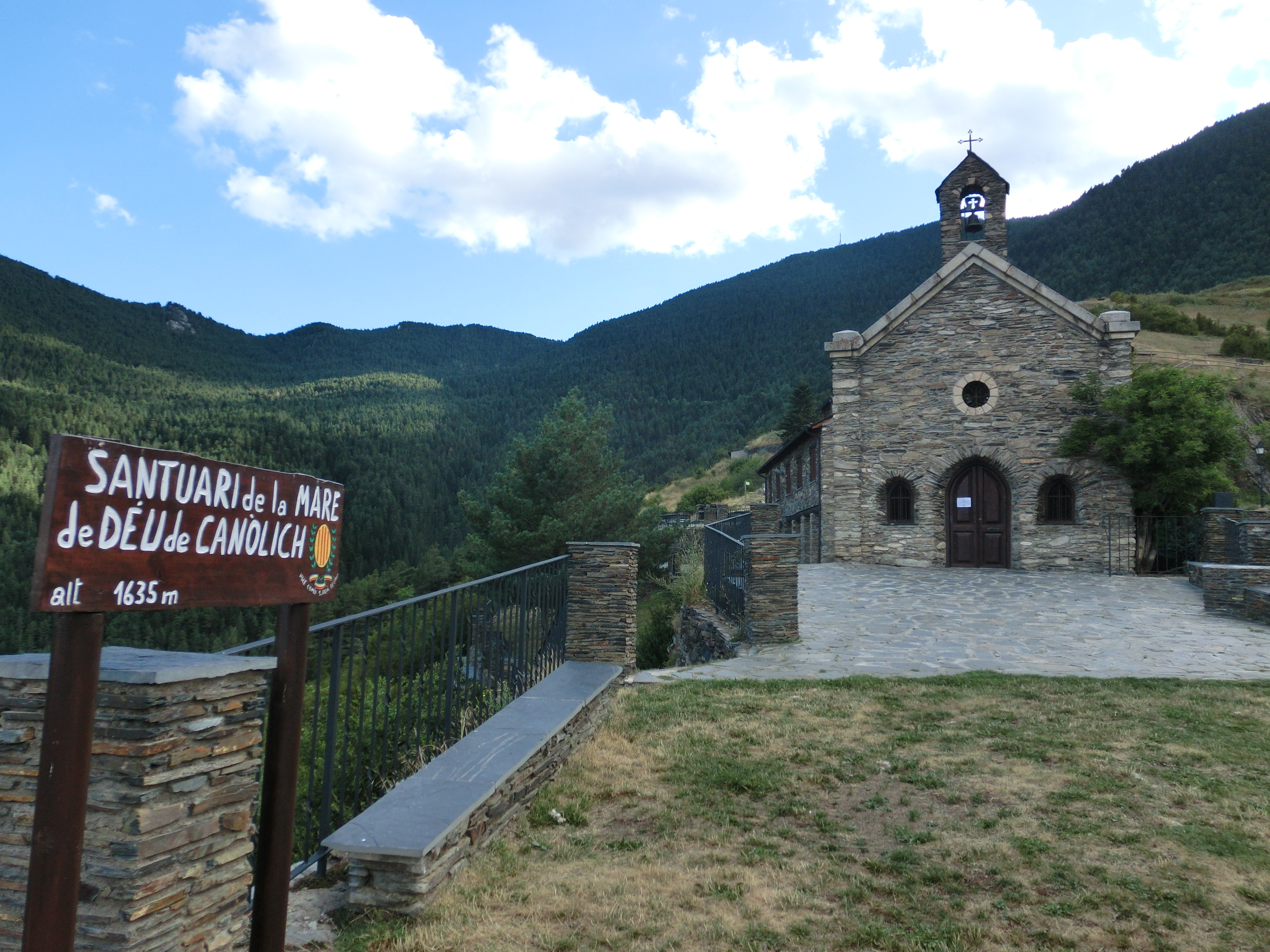 Het kerkje is opnieuw het decor van de Vuelta (Foto: WikiCommons)