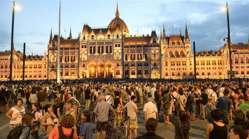 Vluchtelingen overspoelen station Boedapest