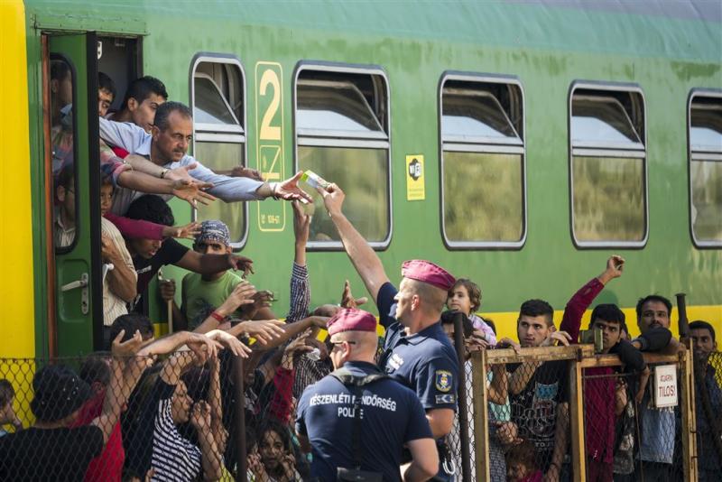 Vluchtelingen uit trein Bicske ontsnappen