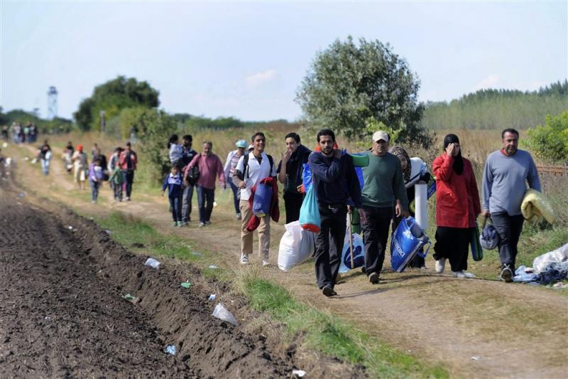 Honderden vluchtelingen lopen naar Boedapest