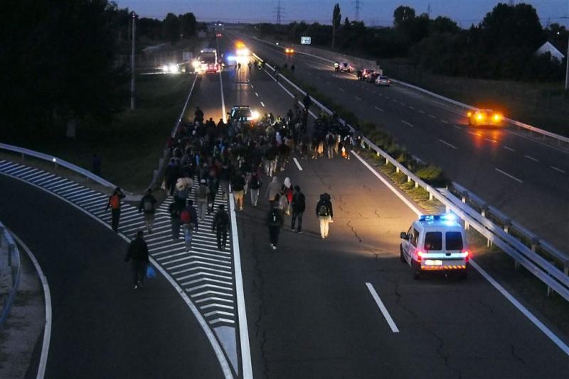 Hongaarse politie beëindigt vluchtelingenmars