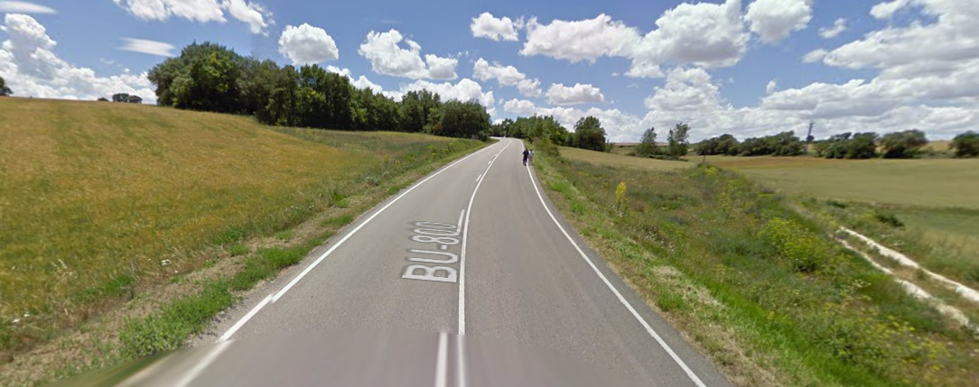 Vlak na Burgos loopt de weg voorzichtig omhoog het bos in (Foto: Google Streetview)