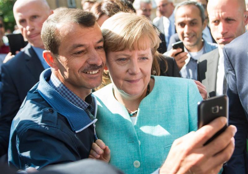 Applaus voor Merkel in asielopvang