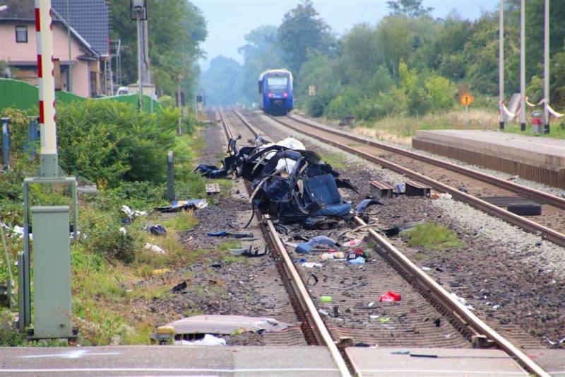 Jongeren dood na botsing trein met auto