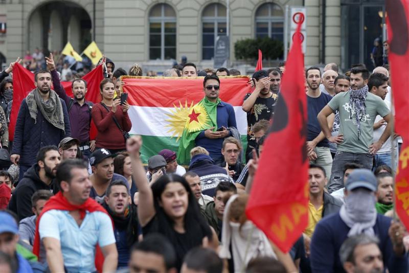 Auto rijdt in op demonstratie Koerden in Bern