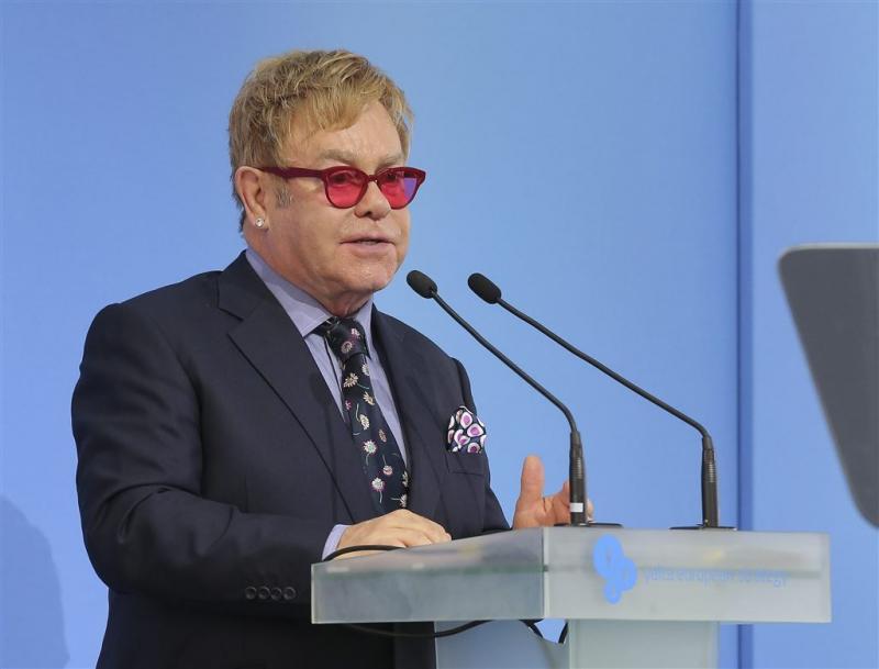 Elton John wil in gesprek met Poetin 